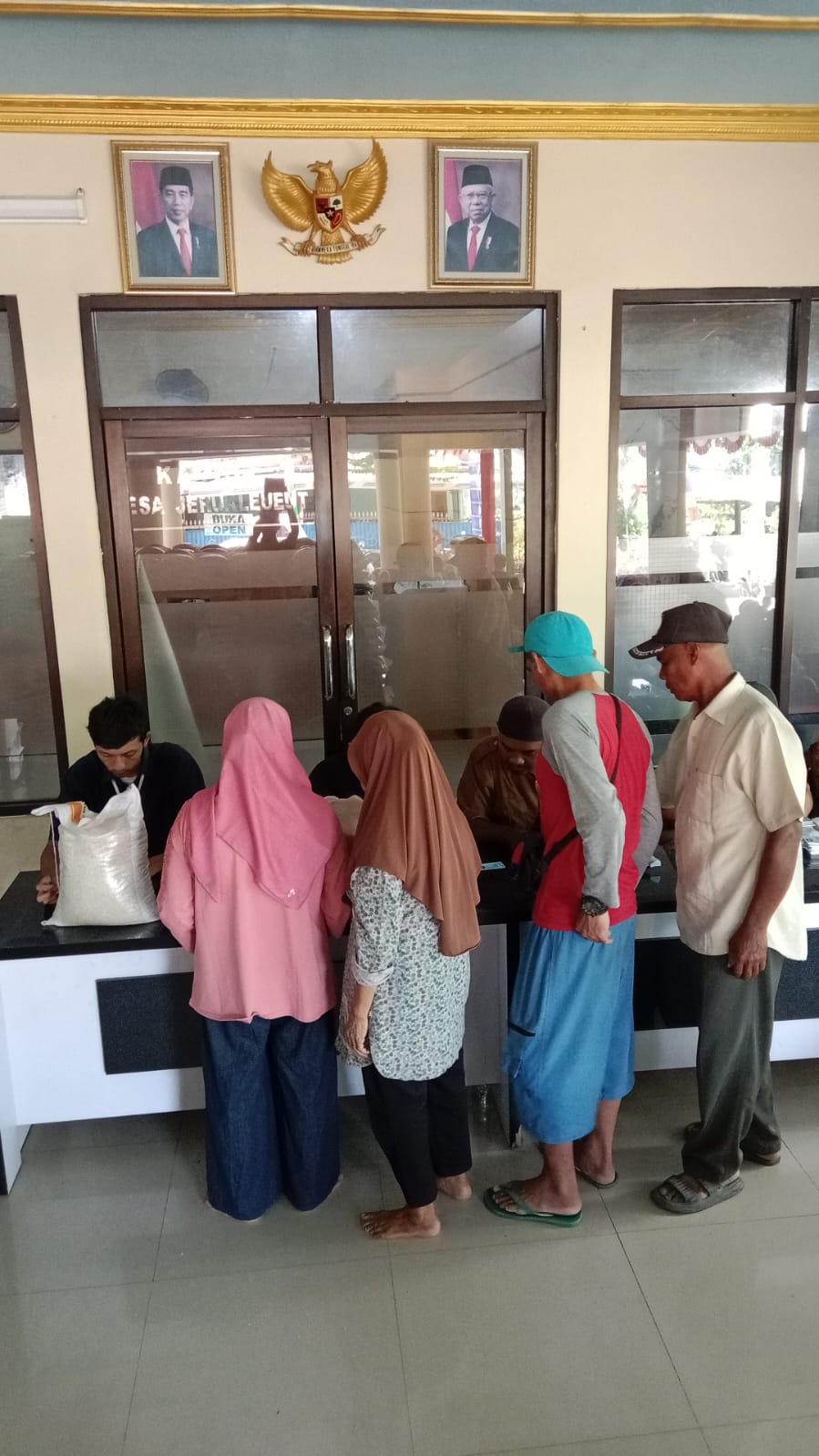 Semangat Kebersamaan: Penyaluran Beras CBP Tahap III di Desa Jerukleueut, Sindangwangi, Majalengka